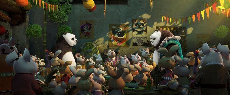 (L-R) Po (voiced by Jack Black) meets his long-lost panda father Li (voiced by Bryan Cranston) for the first time in DreamWorks Animation’s KUNG FU PANDA 3. – Bild: 2016 Twentieth Century Fox Home Entertainment