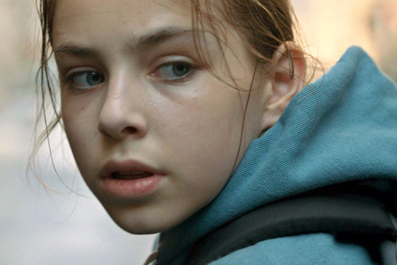 Lili (Zsofia Psotta) in einer bedrohlichen Lage – Bild: Proton Cinema 2014/​Sándor Fegyverneky