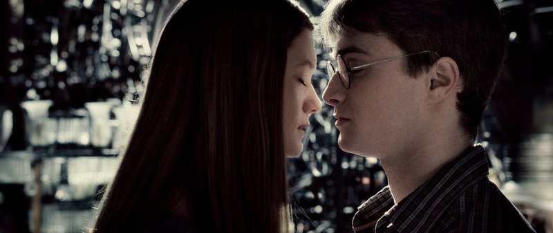 Kommen sich langsam näher: Rons Schwester Ginny (Bonnie Wright, l.) und Harry (Daniel Radcliffe, r.)… – Bild: Puls 4