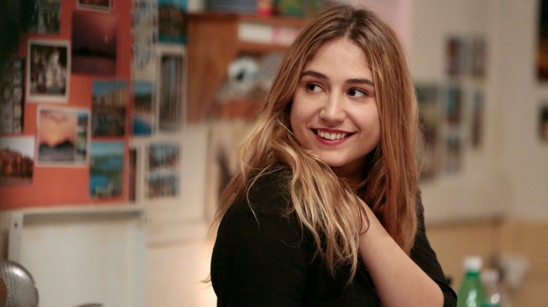 Auch der erfahrenen Flüchtlingshelferin Manu (Izïa Higelin) fällt es schwer, immer die Distanz zu wahren. – Bild: ARD Degeto/Senator Auch der erfahrenen Flüchtlingshelferin Manu (Izïa Higelin) fällt es schwer, immer die Distanz zu wahren. – Bild: ARD Degeto/Senator