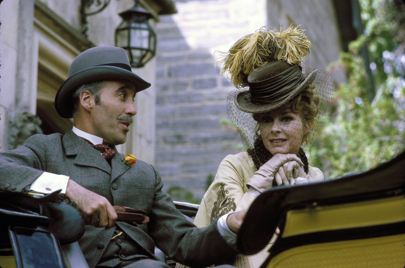 Christopher Lee (Mycroft Holmes), Geneviève Page (Ilse von Hoffmanstal). – Bild: ORF Christopher Lee (Mycroft Holmes), Geneviève Page (Ilse von Hoffmanstal). – Bild: ORF