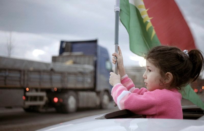Cizre – Bei einer Demo von Cizre bis nach Diyarbakir, Mädchen schwingt kurdische Flagge. – Bild: HR/​SWR/​Carina Neubohn/​essence-film