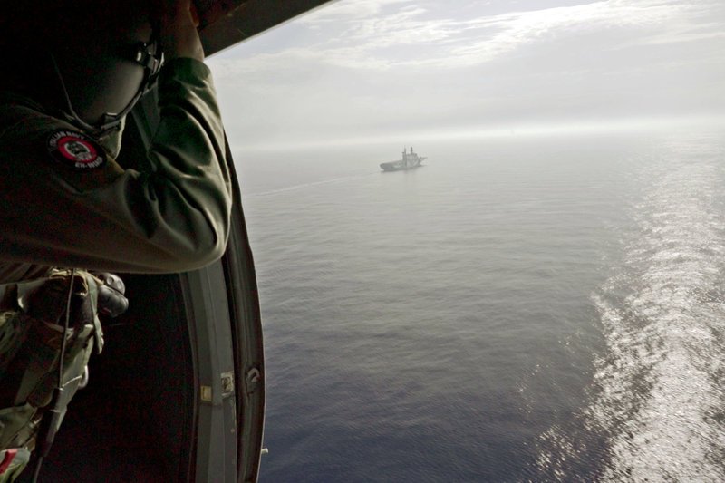Ein Helikopter der „Operation Sophia“ patrouilliert in den internationalen Gewässern vor der Küste von Libyen. – Bild: ARTE 
