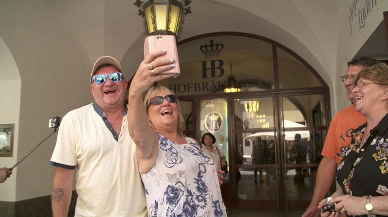 Manche tun es öffentlich, manche heimlich, Fakt ist: fast jeder macht es – das Bild von sich selbst. Selfies – die Fotos, die das Smartphone schießt – sind ein Phänomen des jungen 21. Jahrhunderts, Wort des Jahres 2013, längst professionalisiert mit Selfie-Sticks und aufsetzbaren Kameraoptiken. Selfies sind global. Und: global verständlich. Kommunikation heruntergebrochen auf das Wesentliche: Mimik und Gestik. – Bild: BR Manche tun es öffentlich, manche heimlich, Fakt ist: fast jeder macht es – das Bild von sich selbst. Selfies – die Fotos, die das Smartphone schießt – sind ein Phänomen des jungen 21. Jahrhunderts, Wort des Jahres 2013, längst professionalisiert mit Selfie-Sticks und aufsetzbaren Kameraoptiken. Selfies sind global. Und: global verständlich. Kommunikation heruntergebrochen auf das Wesentliche: Mimik und Gestik. – Bild: BR