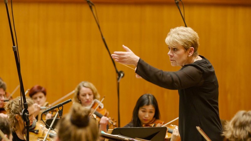 Dirigentin Marin Alsop. – Bild: ORF/​Bernadette Wegenstein