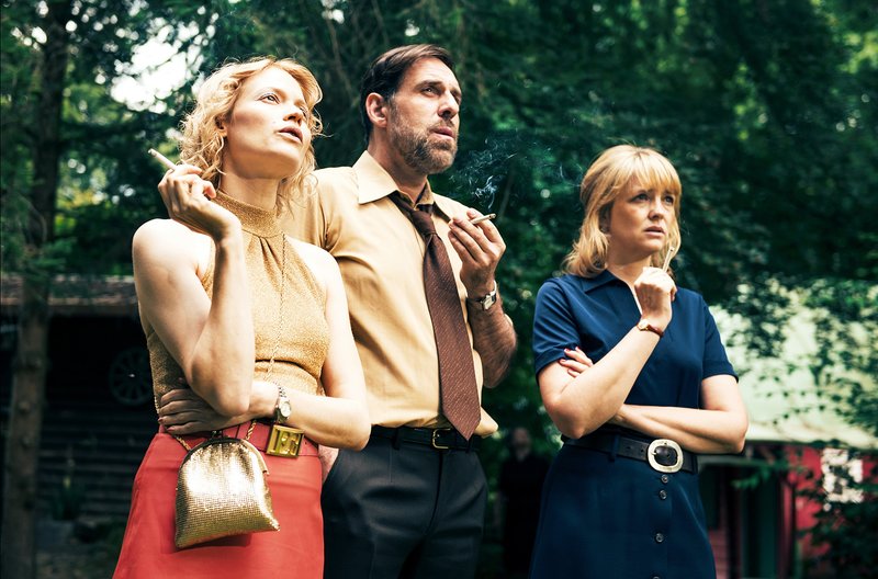 Im heiß-schwülen Sommer des Jahres 1976 wird der Gemeinschaftsgarten einer Familie zum Schauplatz großer und kleiner Familiendramen. V.l.n.r.: Gitti (Mavie Hörbiger), Bernd (Thomas Loibl) und Eva (Laura Tonke). – Bild: WDR Im heiß-schwülen Sommer des Jahres 1976 wird der Gemeinschaftsgarten einer Familie zum Schauplatz großer und kleiner Familiendramen. V.l.n.r.: Gitti (Mavie Hörbiger), Bernd (Thomas Loibl) und Eva (Laura Tonke). – Bild: WDR