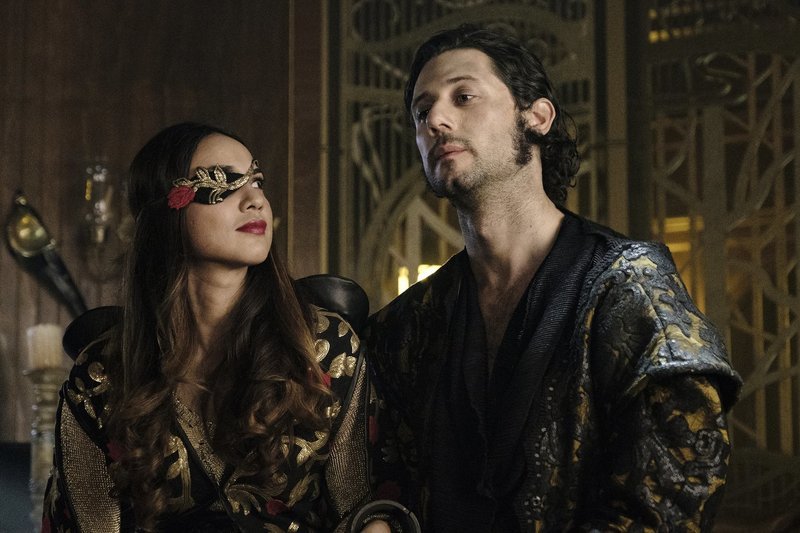 Margo (Summer Bishil, l.); Eliot (Hale Appleman, r.) – Bild: 2018 Syfy Media Productions LLC. ALL RIGHTS RESERVED./​Eric Milner Lizenzbild frei