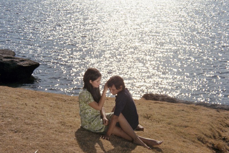 Ligaya (Hilda Koronel, li.) und Julio (Rafael Roco Jr., re.) sind ein glückliches Paar ? bis sie das Versprechen auf ein besseres Leben in der Großstadt auseinanderreißt. – Bild: 1975 The Film Foundation/​The Film Development Council of the Philippines