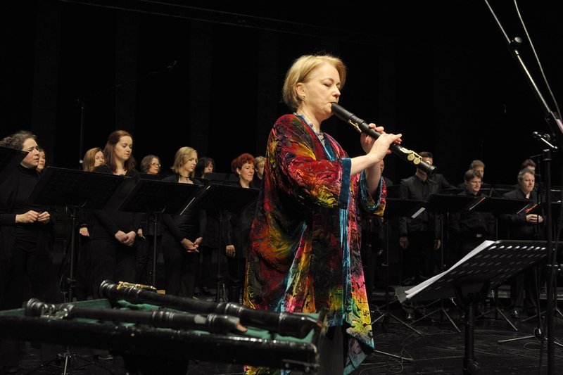 Blockflöte/Nachtigall: Michala Petri und das SWR Vokalensemble Stuttgart. – Bild: SWR/Alexander Kluge Blockflöte/Nachtigall: Michala Petri und das SWR Vokalensemble Stuttgart. – Bild: SWR/Alexander Kluge