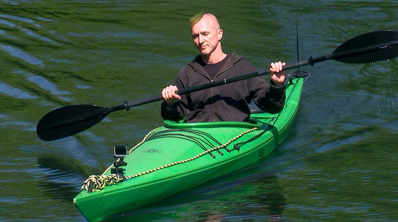 Der Landwehrkanal ist eine der Kanal Berlins. Über 10 Kilometer lang, erstreckt sich der Kanal vom Berliner Osten bis tief in den Berliner Westen. Früher ein wichtiger Transportweg, ist er heute vor allem Touristenattraktion und Naherholungsgebiet. Eine grüne Oase mitten durch die Stadt. Geschichten einer Wasserstraße und der Menschen an ihren Ufern. – Geigenbauer Thomas R. paddelt in seiner Freizeit gern auf dem Landwehrkanal. – Bild: rbb / rbb Presse & Information Der Landwehrkanal ist eine der Kanal Berlins. Über 10 Kilometer lang, erstreckt sich der Kanal vom Berliner Osten bis tief in den Berliner Westen. Früher ein wichtiger Transportweg, ist er heute vor allem Touristenattraktion und Naherholungsgebiet. Eine grüne Oase mitten durch die Stadt. Geschichten einer Wasserstraße und der Menschen an ihren Ufern. – Geigenbauer Thomas R. paddelt in seiner Freizeit gern auf dem Landwehrkanal. – Bild: rbb / rbb Presse & Information