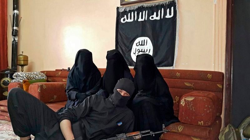 Das „offizielle Hochzeitsfoto“ von Leonora selbst als Drittfrau im Islamischen Staat. Vater Maik Messing weiß bis heute nicht, welche der Frauen seine Tochter ist. – Bild: NDR/​Privat