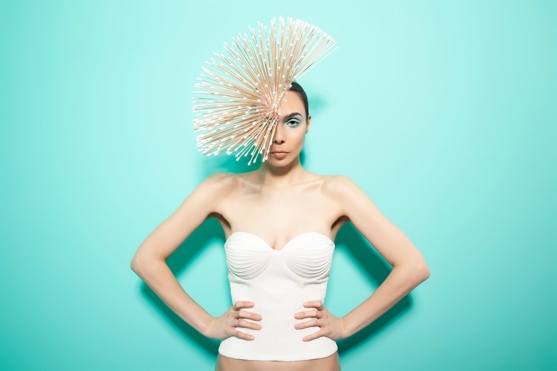 Model Dinka Kay trägt eine Kreation von Hut-Designer Maor Zabar, Tel Aviv – Bild: ZDF und Uri Schneider.