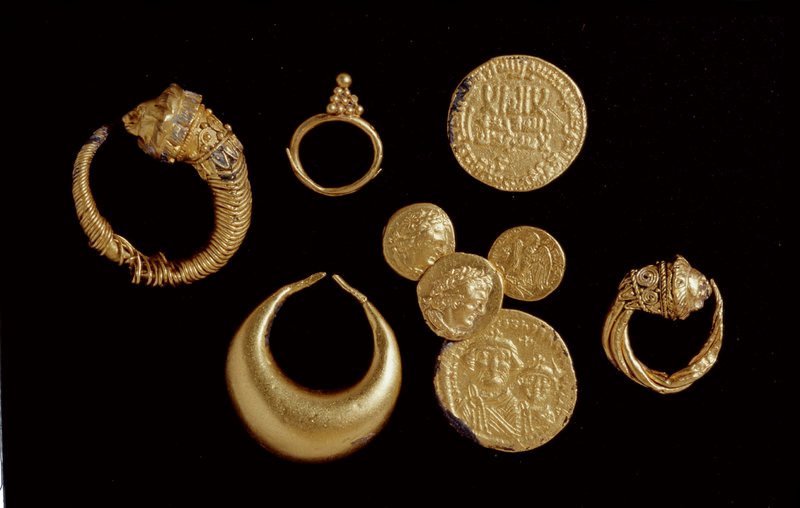 Goldene Löwenkopf- und Sichelformohrringe aus Herakleion waren in hellenistischer Zeit vom 4.-2. Jh.v.Chr. sehr beliebt. Die Ausgrabungen brachten auch Goldmünzen zutage. – Bild: MDR 