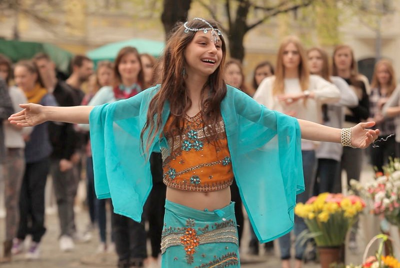 Bollywood Dance – Denisa tanzt zusammen mit den Einwohnern von Breslau. – Bild: ZDF /​ © Agnieszka Zwiefka