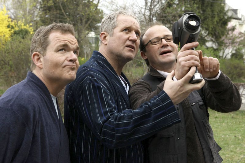Viktor Fischbach (Cornelius Obonya), Hubert Fischbach (Harald Krassnitzer), Rüssler (Gerhard Liebmann) v.l. – Bild: MDR/ORF/Petro Domenigg Viktor Fischbach (Cornelius Obonya), Hubert Fischbach (Harald Krassnitzer), Rüssler (Gerhard Liebmann) v.l. – Bild: MDR/ORF/Petro Domenigg