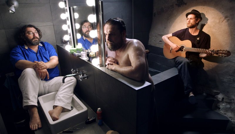 Tobias (Heiko Pinkowski, l.), Flasche (Peter Trabner, M.) und der Troubadour (Robert Gwisdek). – Bild: ZDF und Dennis Pauls Tobias (Heiko Pinkowski, l.), Flasche (Peter Trabner, M.) und der Troubadour (Robert Gwisdek). – Bild: ZDF und Dennis Pauls