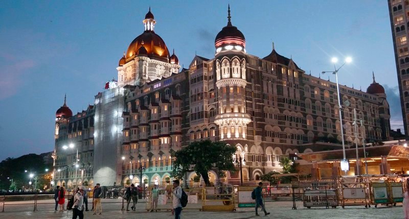 Terroristen besetzten während er Anschläge von Mumbai tagelang das Taj Mahal Palace Hotel. – Bild: SWR