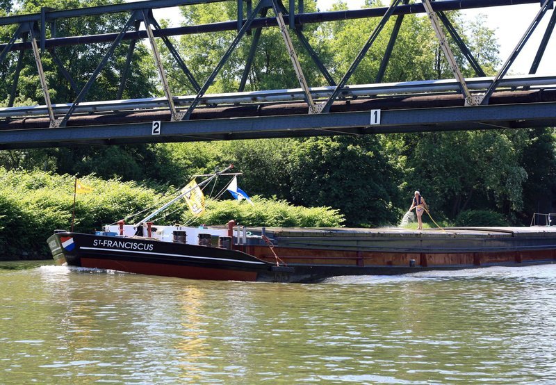 Etwa 80 Schiffe bereisen den Rhein-Herne-Kanal pro Tag. – Bild: WDR/​Ulrike Brincker