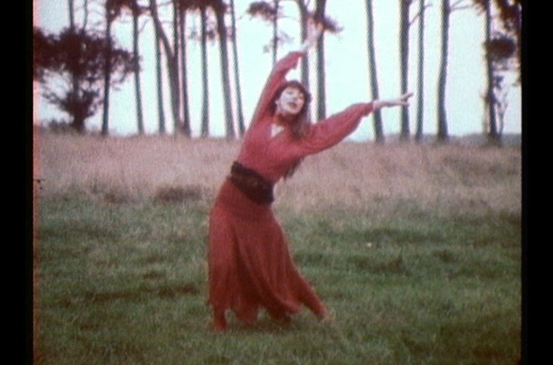 Im Alter von 19 Jahren landete die damals unbekannte Kate Bush mit ihrer Debütsingle “Wuthering Heights“ sogleich auf Platz eins der britischen Charts des Jahres 1978. – Bild: arte