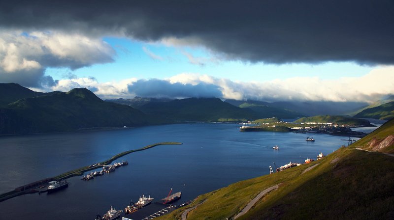 Dutch Harbour ist der einzige Ort auf Unalaska und einer der wichtigsten Fischereihäfen der USA – Bild: NDR/​doc.station