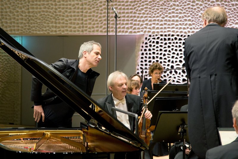 Piotr Anderszewski und das Klavier – Bild: NDR Honorarfreie Verwendung nur im Zusammenhang mit genannter Sendung und bei folgender Nennung „Bild: Sendeanstalt/​Copyright“. Andere Verwendungen nur nach vorheriger Absprache: ARTE-Bildredaktion