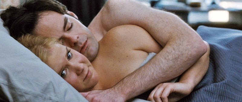 Amy (Amy Schumer) ist eigentlich bindungsscheue Businesswoman, bis sie Aaron (Bill Hader) kennenlernt. Der ist Amy nämlich unglückerweise ziemlich sympathisch. Auch wenn sie anfänglich mit den Dingen, die damit einhergehen (wie Kuscheln), Probleme hat, irgendwas daran gefällt ihr doch … – Bild: MG RTL D / © Universal Pic Amy (Amy Schumer) ist eigentlich bindungsscheue Businesswoman, bis sie Aaron (Bill Hader) kennenlernt. Der ist Amy nämlich unglückerweise ziemlich sympathisch. Auch wenn sie anfänglich mit den Dingen, die damit einhergehen (wie Kuscheln), Probleme hat, irgendwas daran gefällt ihr doch … – Bild: MG RTL D / © Universal Pic
