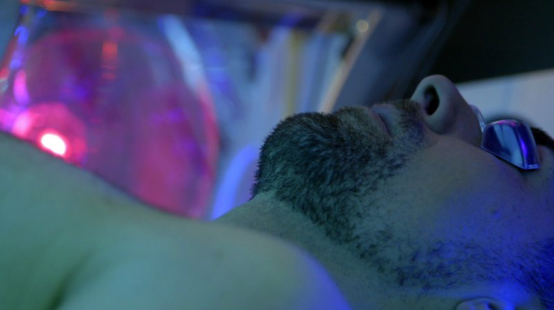 Wenn künstliches UV-Licht bräunt, kann es auch den Vitamin-D-Speicher steigern? – Bild: ORF