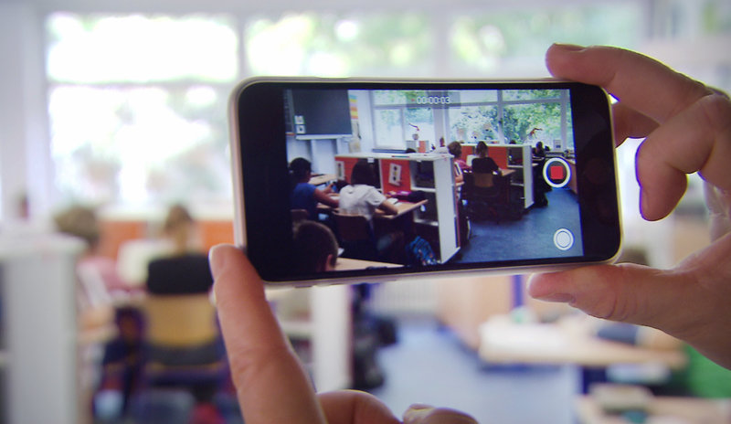 Smartphone - Wie ein kleines Ding uns im Griff hat – Bild: ZDF und SWR