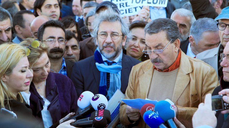 Interview mit Can Dündar. Der ehemalige Chefredakteur der „Cumhuriyet“  wurde in der Türkei in Abwesenheit zu einer fast sechsjährigen Freiheitsstrafe verurteilt. Nach einem Attentat auf ihn befindet sich Dündar im Exil in Deutschland – Bild: ZDF und Ryan Heilman.