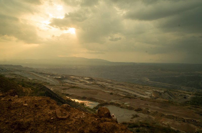 Für die Aruhaco sind die Berge das Herz der Welt und die Erde ein Körper, den es zu schützen gilt. – Bild: arte