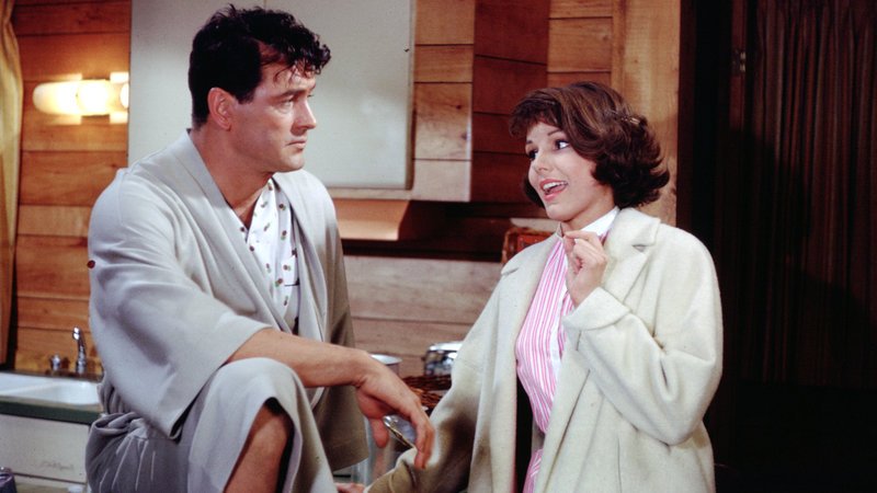 Der charmante Roger Wiloghby (Rock Hudson) ist ein angesehener Verkäufer von Angler-Zubehör, der sogar einige erfolgreiche Fachbücher übers Angeln geschrieben hat. Auf Drängen der PR-Agentin Abigail Page (Paula Prentiss) und seines Chefs soll Roger an einem Angelwettbewerb teilnehmen. – Bild: RTL Zwei Der charmante Roger Wiloghby (Rock Hudson) ist ein angesehener Verkäufer von Angler-Zubehör, der sogar einige erfolgreiche Fachbücher übers Angeln geschrieben hat. Auf Drängen der PR-Agentin Abigail Page (Paula Prentiss) und seines Chefs soll Roger an einem Angelwettbewerb teilnehmen. – Bild: RTL Zwei