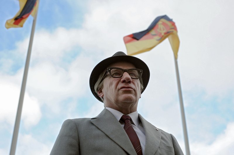 Erich Honecker (Jörg Schüttauf) will die Republik feiern. – Bild: ARD Degeto/Crazy Film/Nadja Klier Erich Honecker (Jörg Schüttauf) will die Republik feiern. – Bild: ARD Degeto/Crazy Film/Nadja Klier