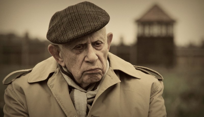 Henryk Schoenker erinnert sich in Auschwitz Birkenau an die Verfolgung und das Überleben seiner Familie. – Bild: WDR/​Zoyda