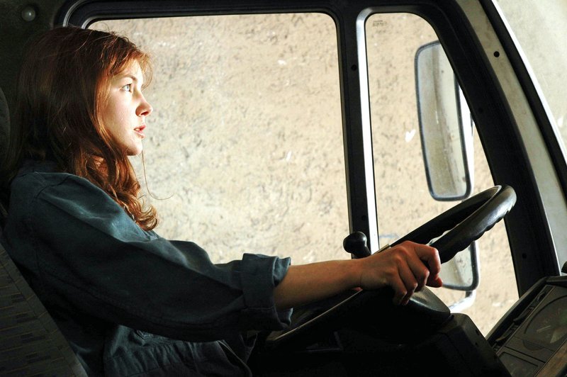 Katharina (Cordelia Wege) ist eine resolute junge Frau, die ihre eigene Schreinerei betreibt und sich im Falle eines Falles auch selbst hinters LKW-Lenkrad setzt … – Bild: SAT.1 / Kerstin Stelter Eigenproduktionsbild frei Katharina (Cordelia Wege) ist eine resolute junge Frau, die ihre eigene Schreinerei betreibt und sich im Falle eines Falles auch selbst hinters LKW-Lenkrad setzt … – Bild: SAT.1 / Kerstin Stelter Eigenproduktionsbild frei