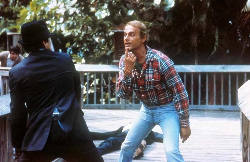 Trotz Rettung der Welt vor einem großen Bösewicht, lässt Roscoe (Terence Hill, r.) nichts anbrennen… – Bild: Beta Film Lizenzbild frei Trotz Rettung der Welt vor einem großen Bösewicht, lässt Roscoe (Terence Hill, r.) nichts anbrennen… – Bild: Beta Film Lizenzbild frei