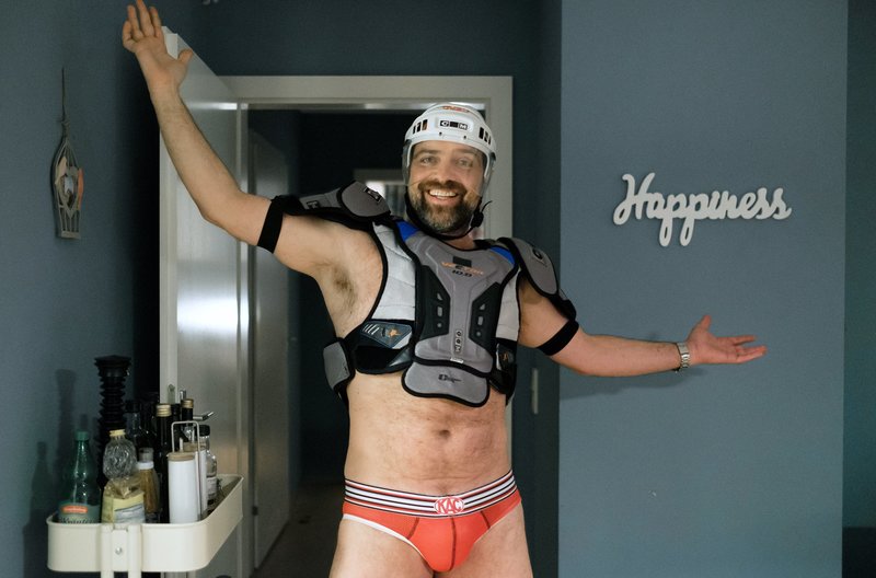 Harri (Juergen Maurer) überrascht Ines und Herwig Pansi in flagranti. Gerade hatte er sich bereitgemacht, um mit seiner Freundin in einer KAC-Eishockeyausrüstung Sex zu haben. – Bild: arte Harri (Juergen Maurer) überrascht Ines und Herwig Pansi in flagranti. Gerade hatte er sich bereitgemacht, um mit seiner Freundin in einer KAC-Eishockeyausrüstung Sex zu haben. – Bild: arte