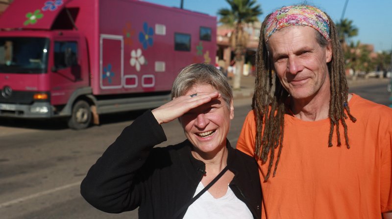 Thomas und Conny lassen alles hinter sich und reisen mit ihrem selbst ausgebauten lila Laster um die Welt. – Bild: SWR Thomas und Conny lassen alles hinter sich und reisen mit ihrem selbst ausgebauten lila Laster um die Welt. – Bild: SWR
