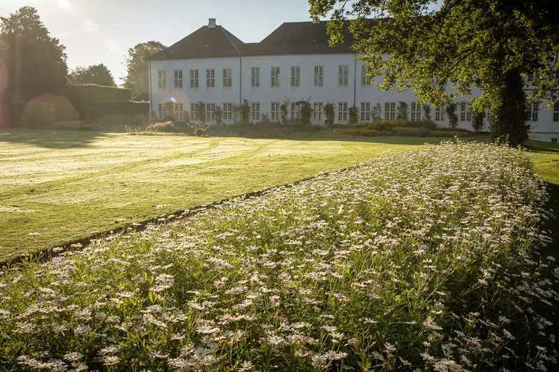 Das Schloss Gråsten Sommersitz der dänischen Königin. – Bild: arte
