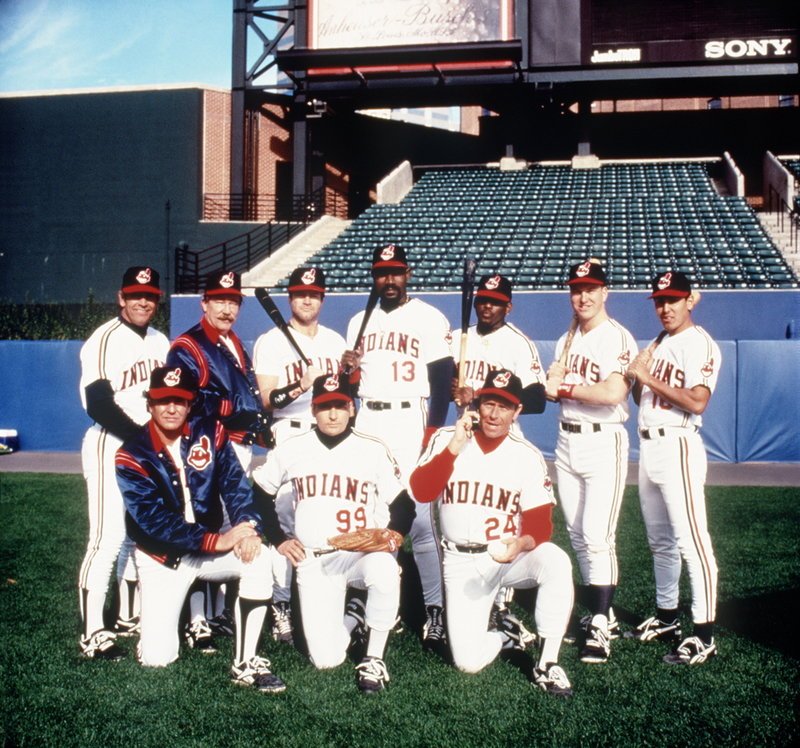 Für die Cleveland Indians und ihre Stars Rick Vaughn (Charlie Sheen, M. vorne), Taylor (Tom Berenger, l. vorne) und Roger Dorn (Corbin Bernsen, r. vorne) geht es um das Bestehen in der Baseballoberliga … – Bild: Warner Bros. Lizenzbild frei