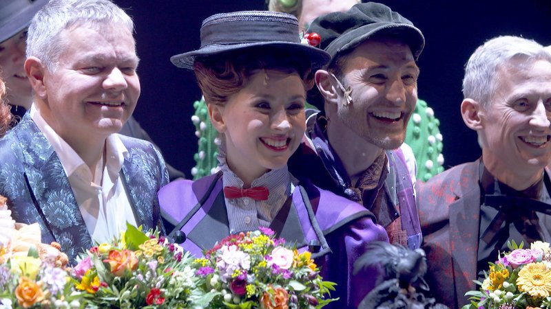 Hamburgs neuestes Musical „Mary Poppins“ im Theater am Hafen. Hauptdarstellerin Elisabeth Hübert (2.v.l.) und ihre Kollegen nehmen den Applaus des Publikums entgegen. – Bild: ZDF und Sven Rieken