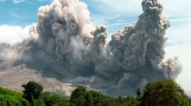 Vulkanausbruch – riesige Aschemengen werden in die Luft geschleudert. – Bild: SWR/​Elmar Bartlmae
