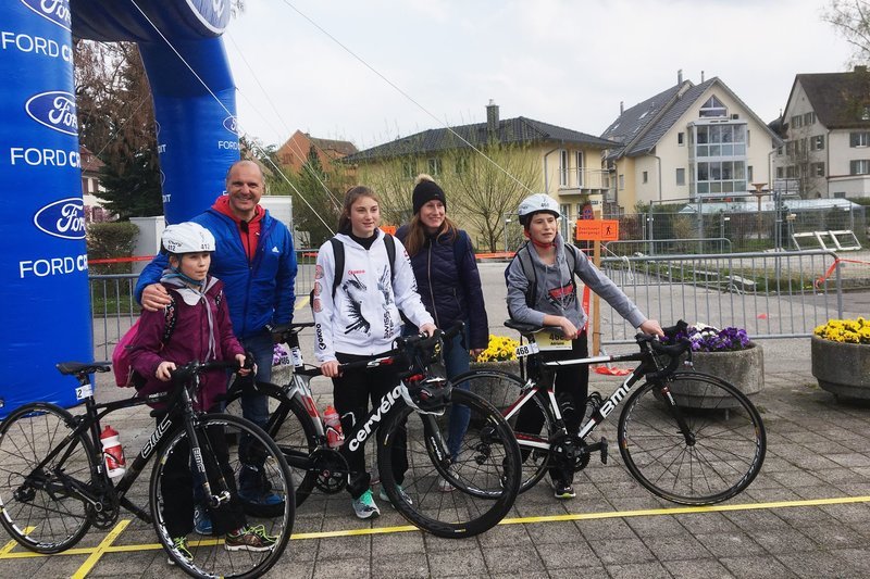 Sportlerfamilie Rosamilia aus Hunzenschwil: Fast an jedem Wochenende an einem Triathlon-Wettkampf dabei. – Bild: SRF