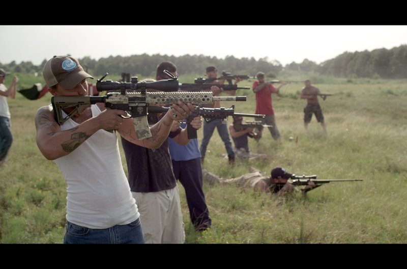 Eine paramilitärische Gruppe in den USA wappnet sich gegen eine „Invasion aus dem Innern“, die angeblich ihre Freiheit bedroht. – Bild: ARTE France /​ © Agat Films & Cie/​Okta Films/​Alle Rechte vorbehalten