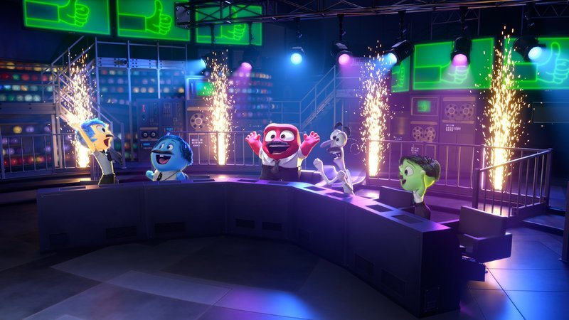 Die Emotionen (v.l.) Freude, Kummer, Wut, Angst und Ekel stehen Kopf, als plötzlich ein Junge in Rileys Leben tritt. – Bild: TVNOW /​ ©2015 Disney_Pixar