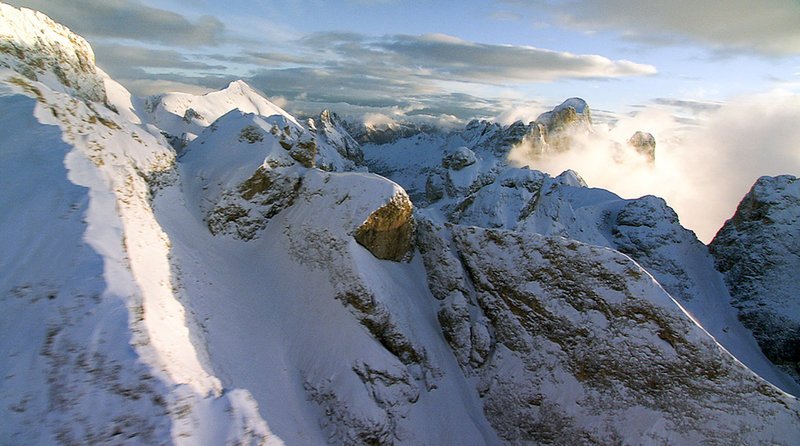 Landschafts-Flug im Winter durch die Dolomiten. – Bild: Kurt Mayer Film /​ ORF