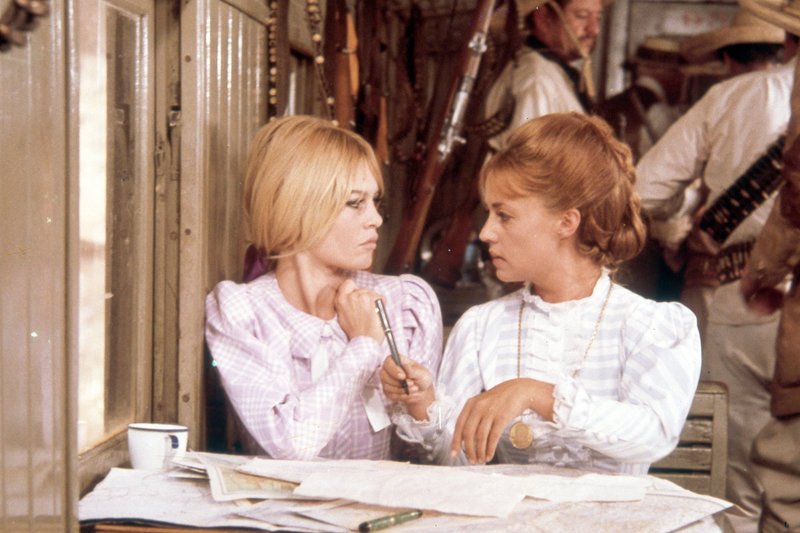 Maria (Brigitte Bardot, li.) findet Gefallen an der bunten Schaustellertruppe und wird die neue Partnerin von Maria (Jeanne Moreau, re.). – Bild: ARTE /​ © Gaumont 2013