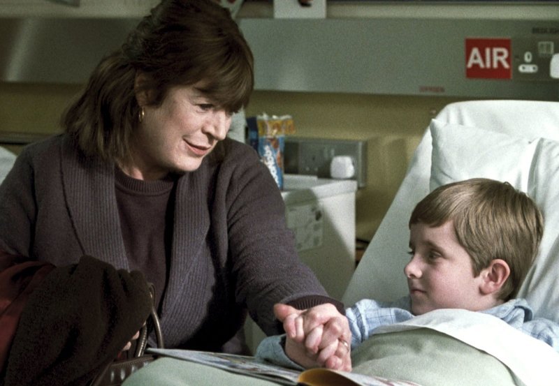 Maggie (Marianne Faithful) kümmert sich rührend um ihren kleinen Enkel Olly (Corey Burke). – Bild: ARD Degeto
