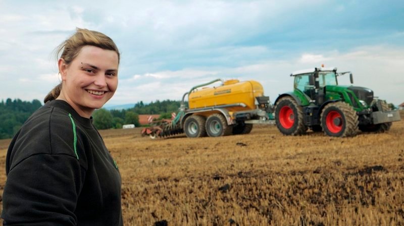 Steffi Krenn arbeitet als eine der ersten Frauen Bayerns als Fachkraft für Agrarservice. – Bild: BR/​Josef Mayerhofer