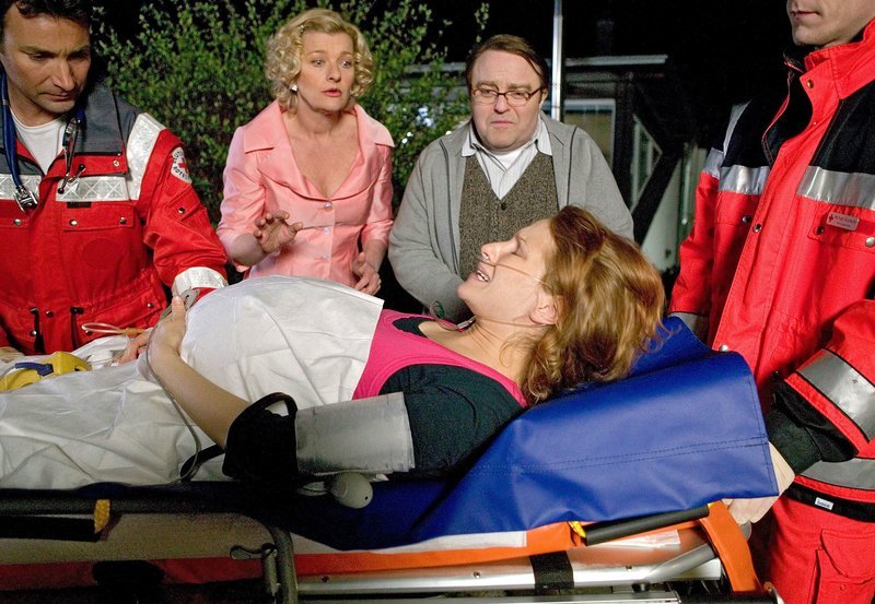 Nur keine Panik: Justus (Gustav Peter Wöhler, 2.v.re.) und Gila (Saskia Vester, 2.v.li.) geleiten die hochschwangere Maja (Chiara Schoras) ins Krankenhaus. – Bild: NDR/​Degeto/​Thomas Kost