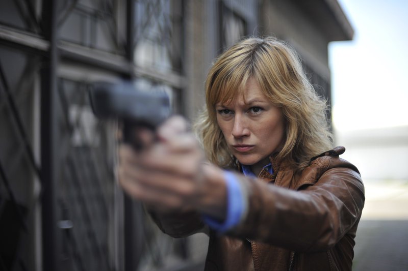 Mit Herz und Seele Polizistin: Linda de Leenheer (Hilde De Baerdemaeker) stellt sich allein dem eiskalten Mörder Pjetr Gaba – leider nicht ohne Folgen. – Bild: ZDF und Nyklyn Mit Herz und Seele Polizistin: Linda de Leenheer (Hilde De Baerdemaeker) stellt sich allein dem eiskalten Mörder Pjetr Gaba – leider nicht ohne Folgen. – Bild: ZDF und Nyklyn